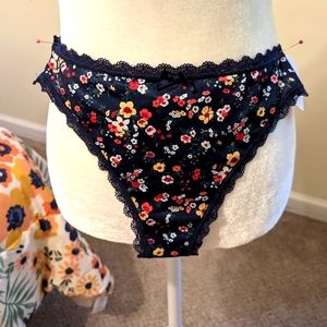 NWT SPLENDIES PANTIES THONG FLORAL LACE SIZE SMALL SO PRETTY 😍🌸🏵️